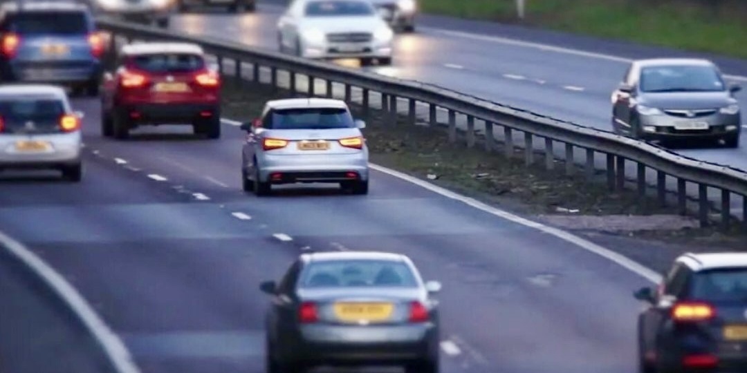 Привычка держаться левого ряда теперь стоит денег: камеры уже штрафуют, и вот как это работает