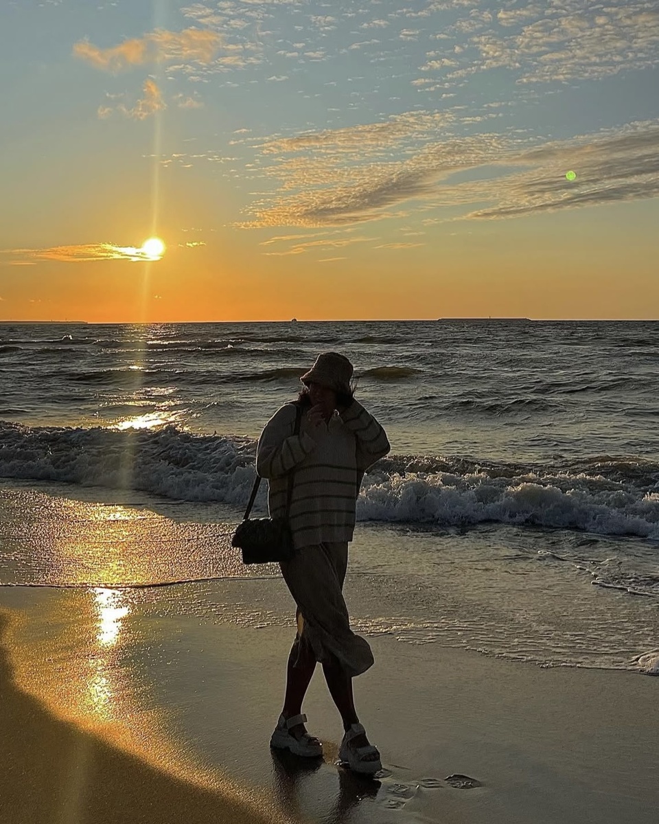 Купальник надет, полотенце взято, намерения серьёзные. А флаг такой: «Ты сегодня просто красавица, но с берега.»