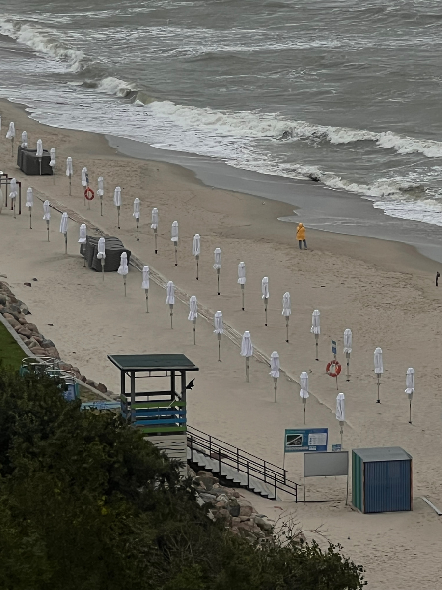 Чёрный флаг — это когда ты приехала в купальнике, а Балтика говорит: «я сегодня не в настроении.»