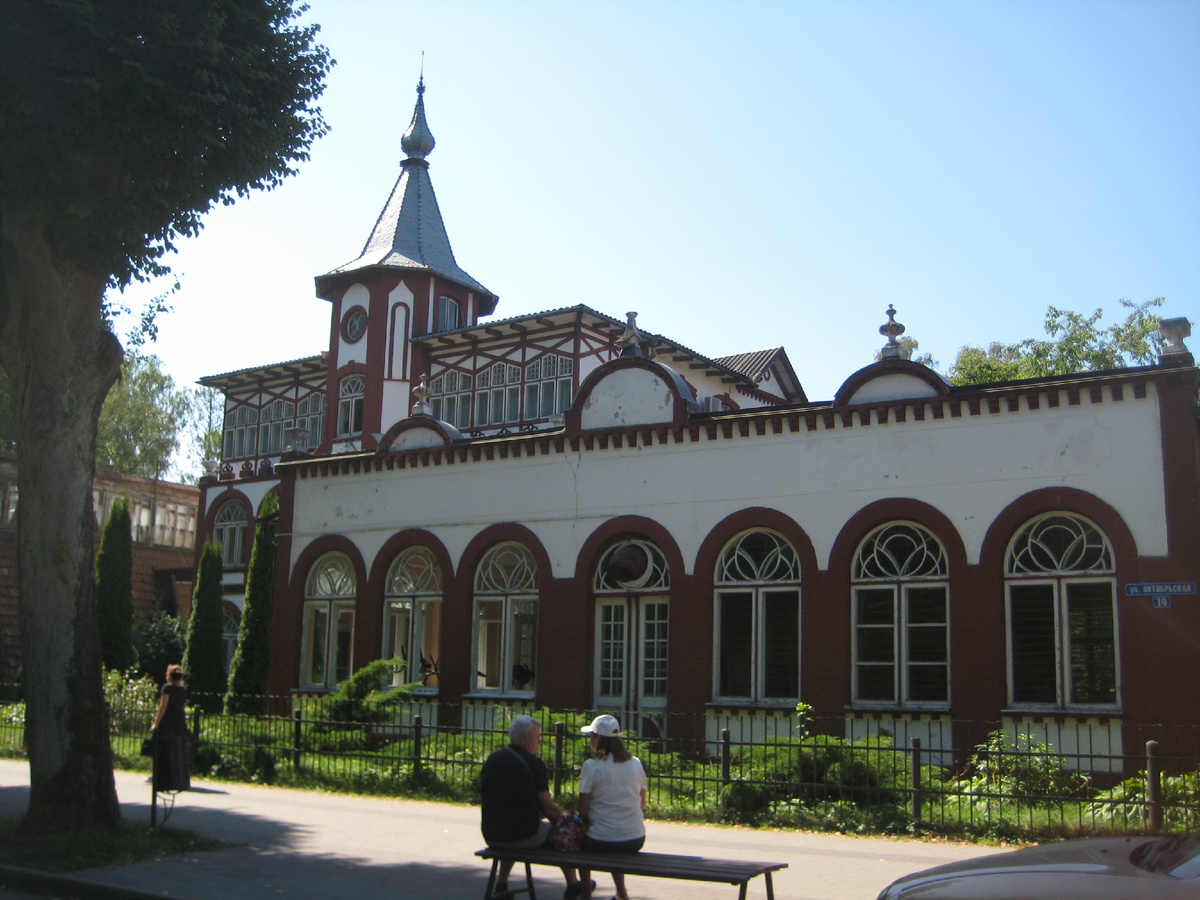 красивое здание возле лиственничного парка