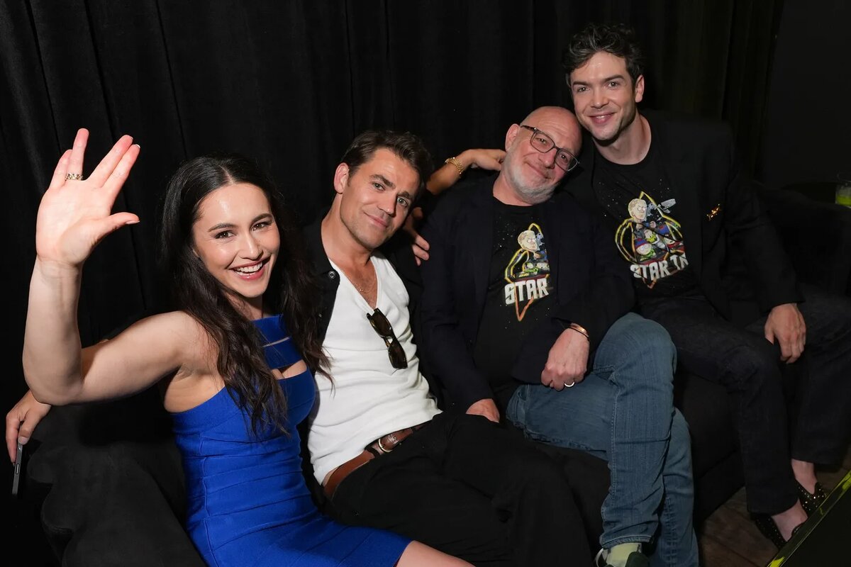 Кристина Чонг, Пол Уэсли, Акива Голдсман и Итан Пек на фестивале Comic-Con журнала Entertainment Weekly в Сан-Диего в 2025 году.