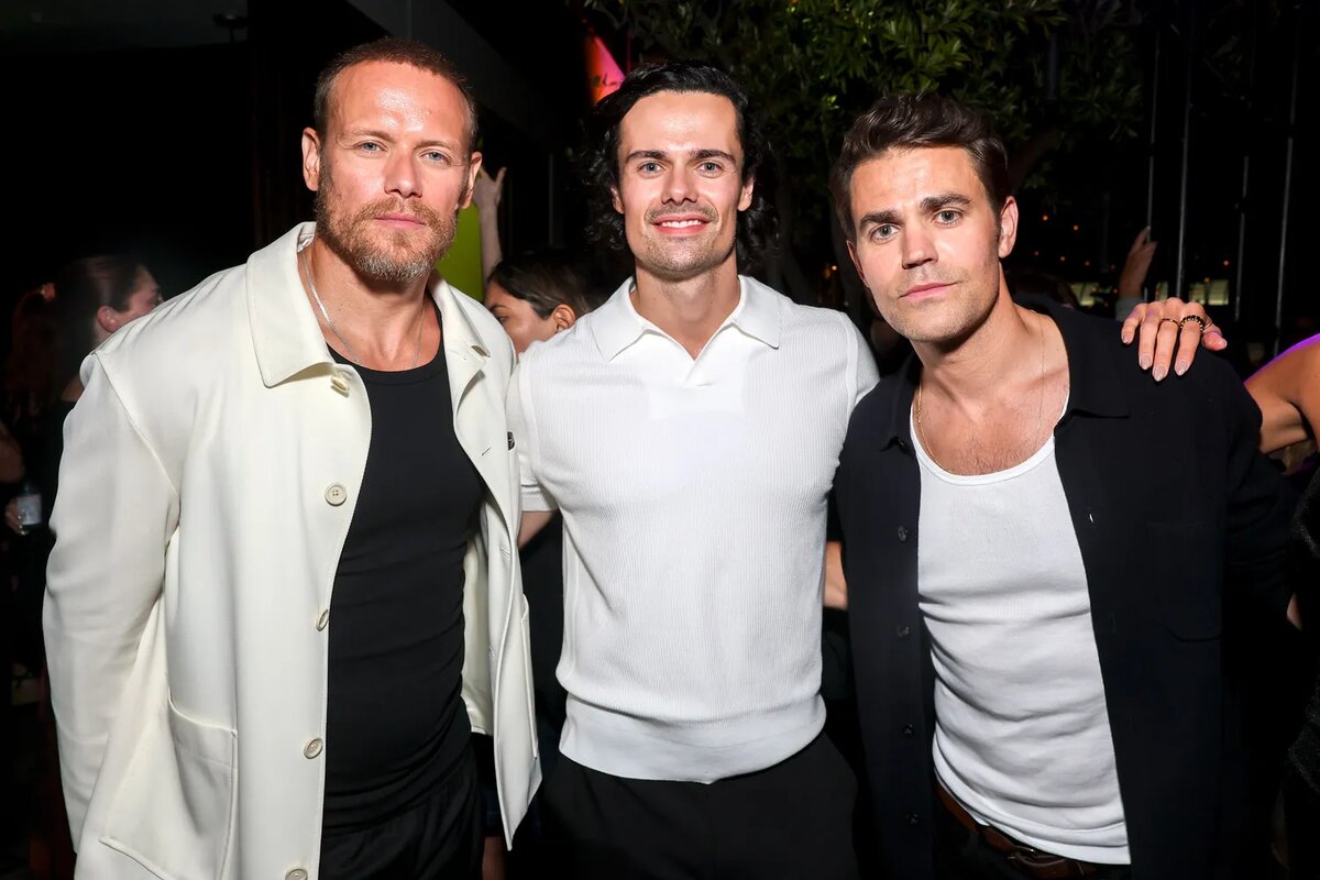 Актёры сериала «Чужестранка» Сэм Хьюэн и Джейми Рой с актёром сериала «Звёздный путь: Странные новые миры» Полом Уэсли на фестивале Comic-Con журнала Entertainment Weekly в Сан-Диего в 2025 году.Фото:Тодд Уильямсон / Shutterstock для Entertainment Weekly