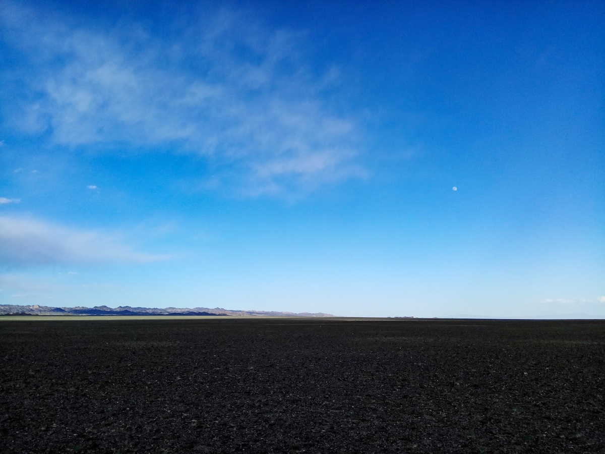 Равнина из черного базальта и небо. Все. Жаль, не каждый турист оценит. Фото Степана Шумахера