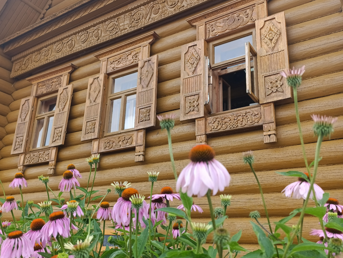 Тут две, как нам кажется, очень удачные фотографии, которые можно было бы назвать: "Городец туристический" и "Городец настоящий"