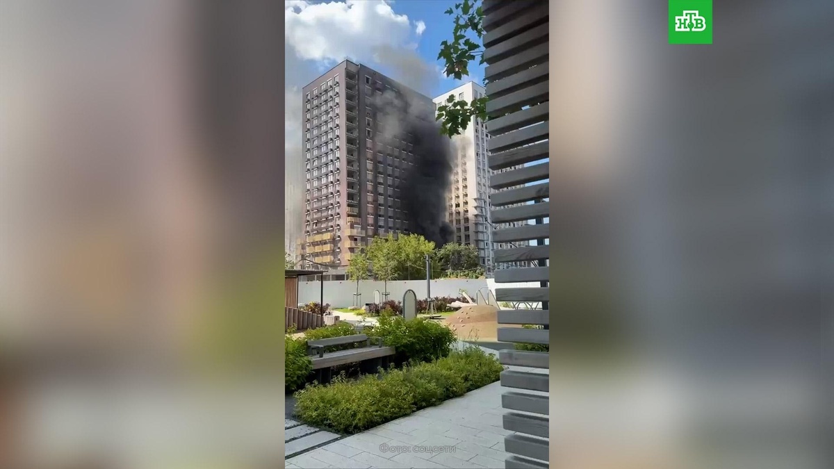    В горящей многоэтажке на севере Москвы заблокированы 15 рабочих