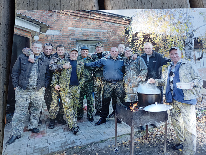 Шулюм для друзей-охотников. Николай Белоусов справа. Фото из архива героя.