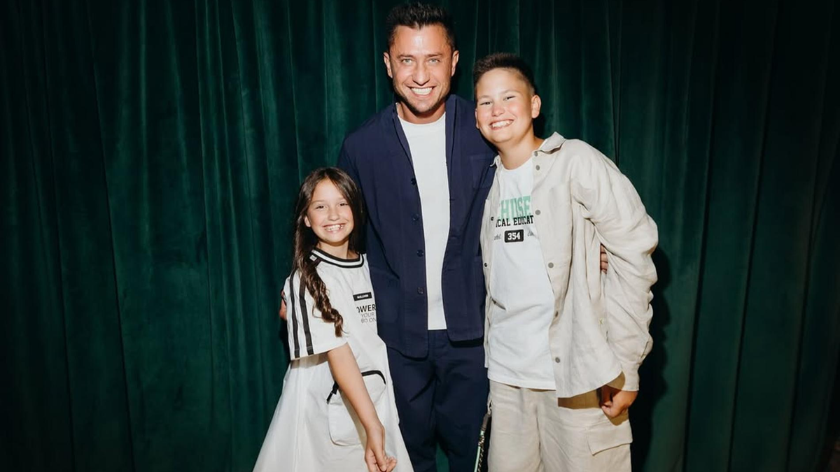    Павел Прилучный с сыном Тимофеем и дочерью Мией. Фото: Инстаграм (запрещён в РФ) @bugevuge