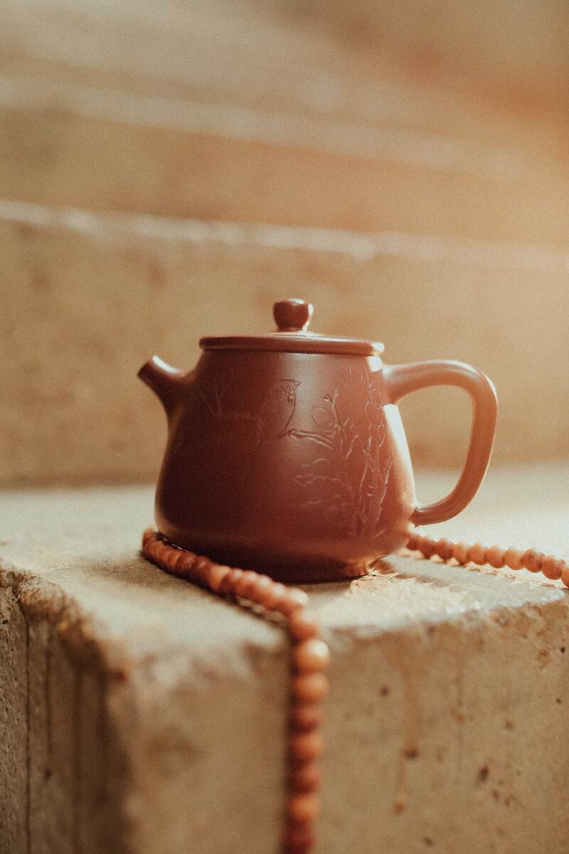 Исинский чайник из глины цзыша крупным планом