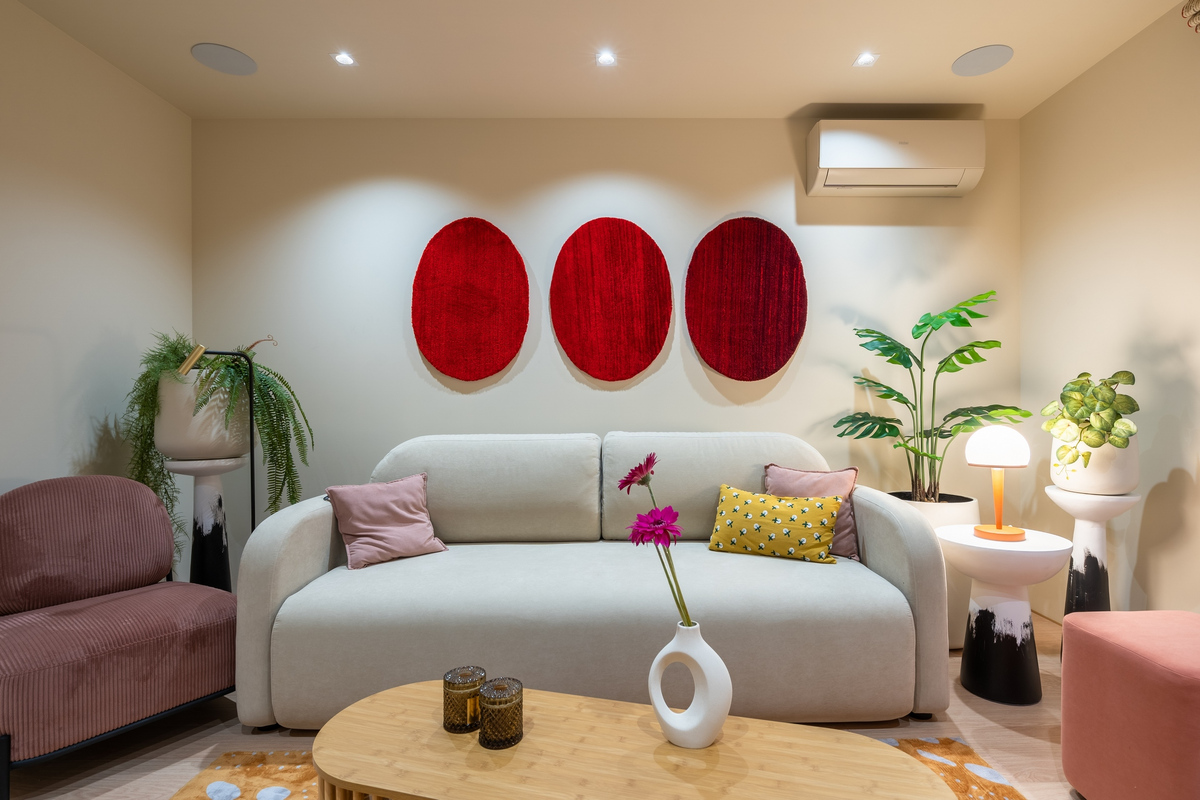 Современная гостиная с яркими акцентами