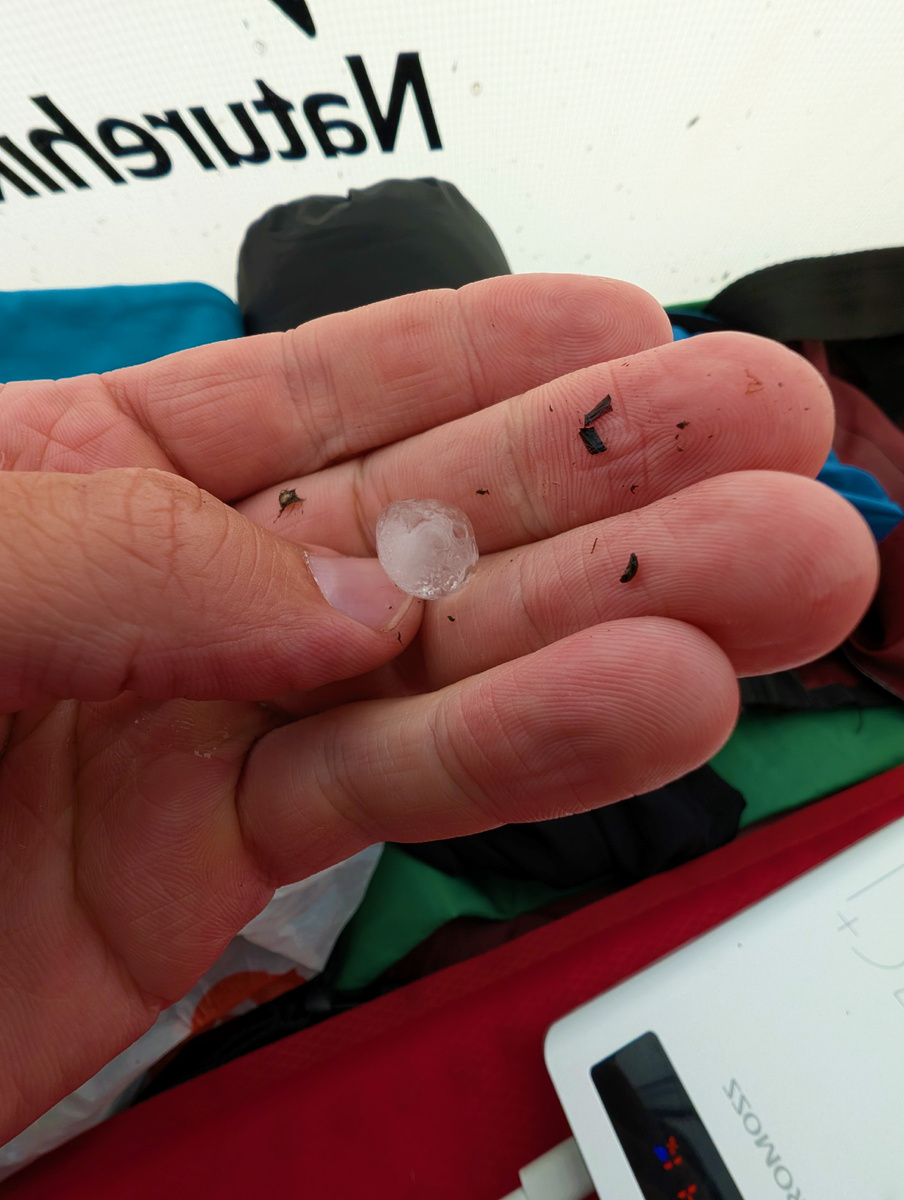 Град в горах в июле