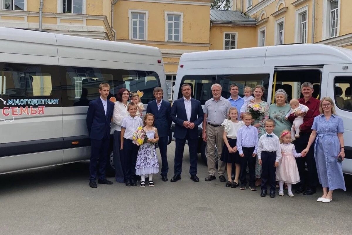    Ключи от новых автомобилей получили две многодетные семьи Псковской области