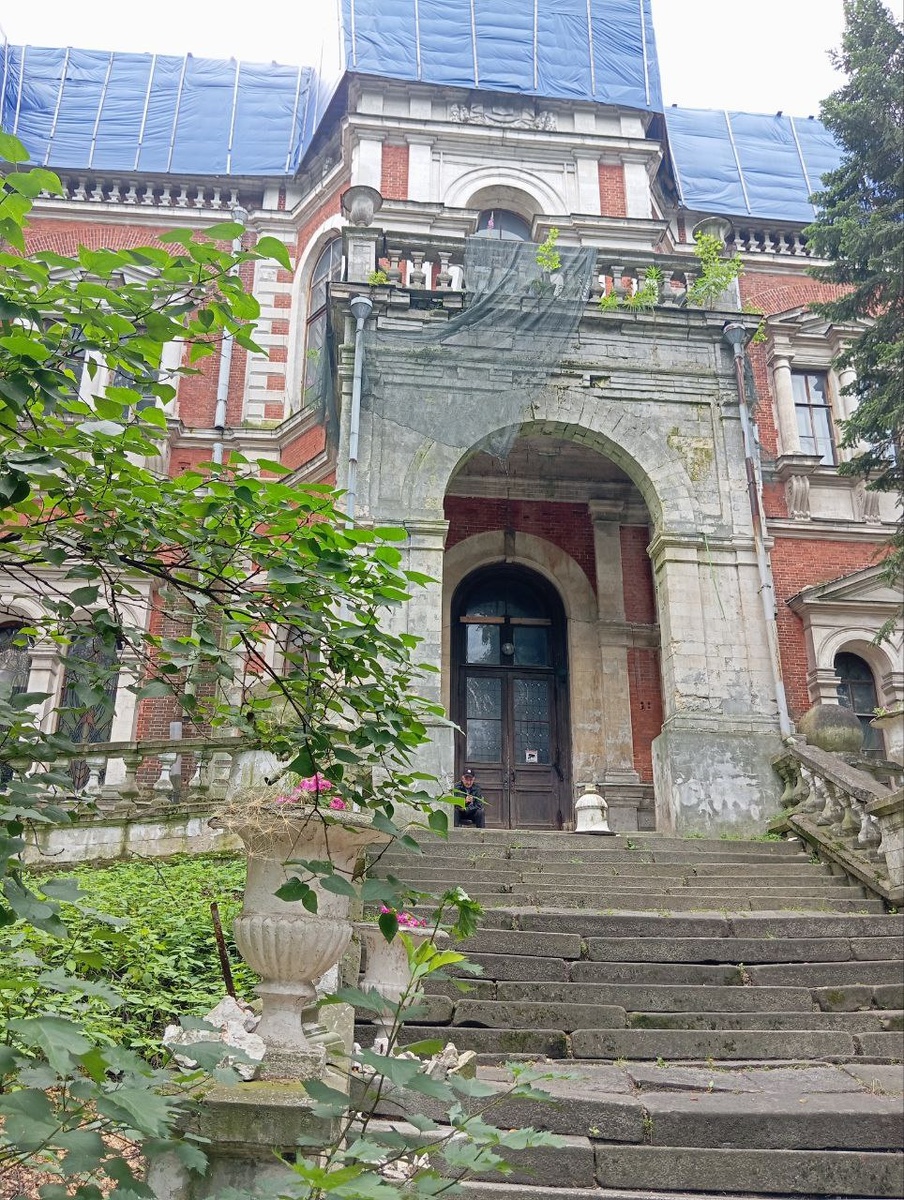 Охранник сидит на ступеньках)) не боится никакой палочки)