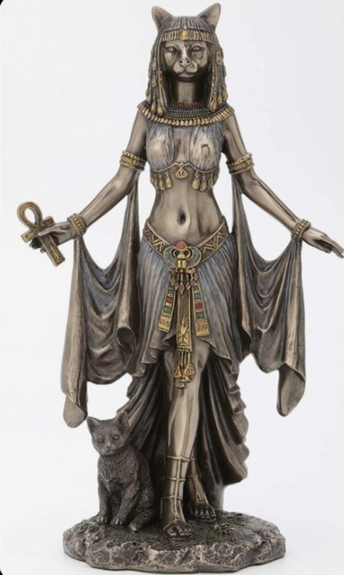 В Древнем Египте было многобожие. Пантеон богов состоял из множества зооморфных божеств. Среди них имелась и богиня Бастет с головой кошки. Сокращенно ее называют Баст.