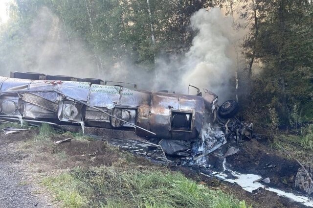    Грузовик серьёзно обгорел. Фото: Госавтоинспекция по Кировской области