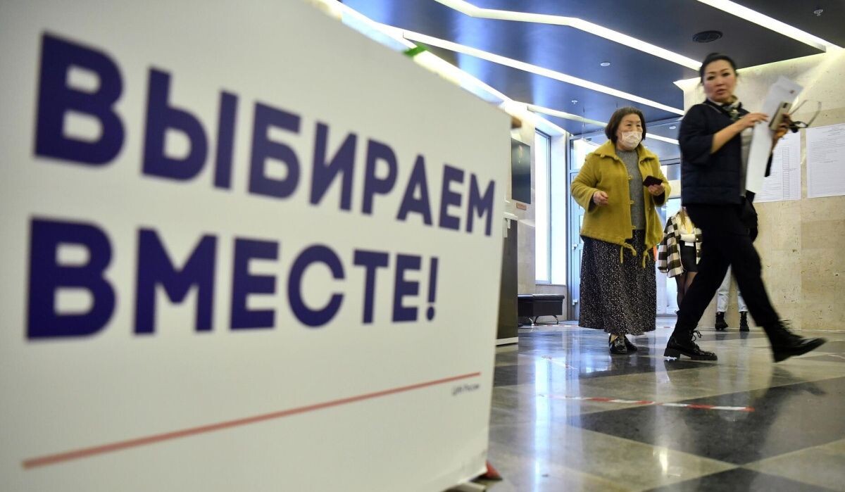     Во время голосования на избирательном участке. Источник: © РИА Новости Автор фото: Евгений Биятов