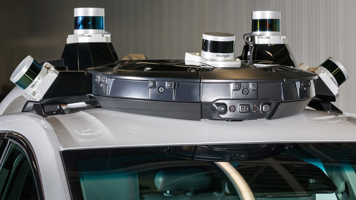 На фотографии: сканирующий лидар Velodune, установленный на беспилотных такси GM-Cruise. Как работаю лидары и что это такое. Источник фото: https://cdn.arstechnica.net/wp-content/uploads/2018/03/GM-CruiseAV-RoofRack-scaled.jpg
