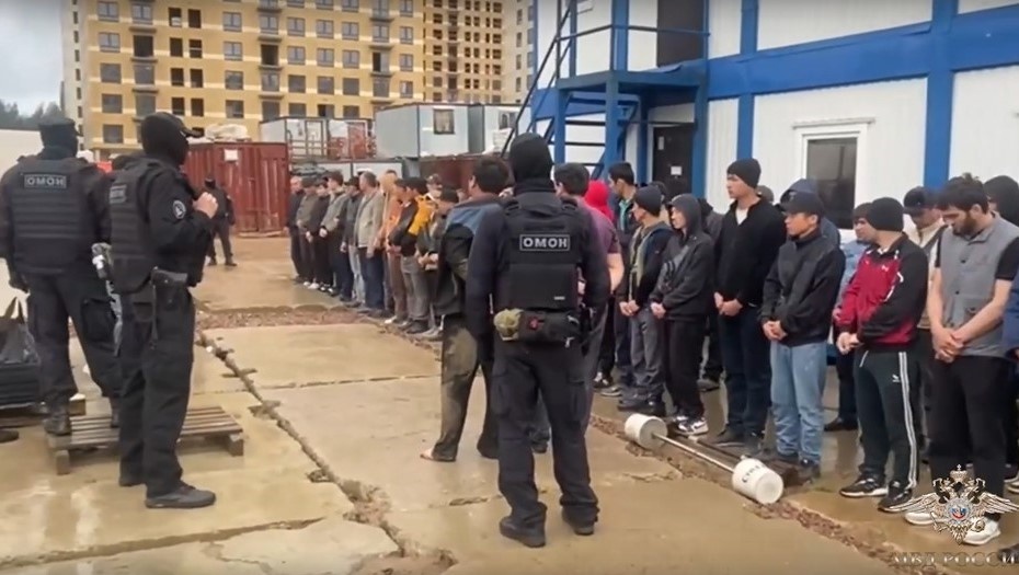    В Ленобласти полицейские задержали подозреваемую в организации незаконной миграции. Автор фото: МВД Медиа