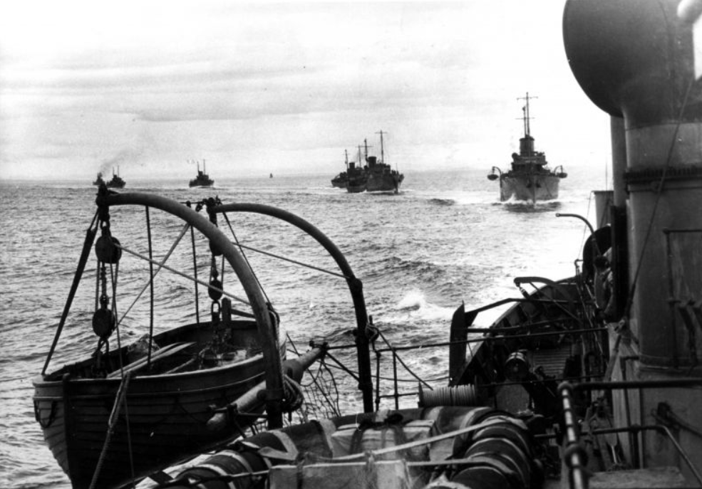 1-ая флотилия корветов Королевского флота Канады входит в гавань порта Сент-Джонс на острове Ньюфаундленд