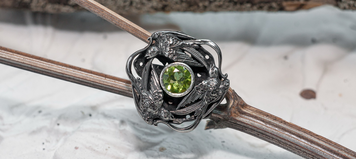 Серебряное кольцо с хризолитом «Ласточки»