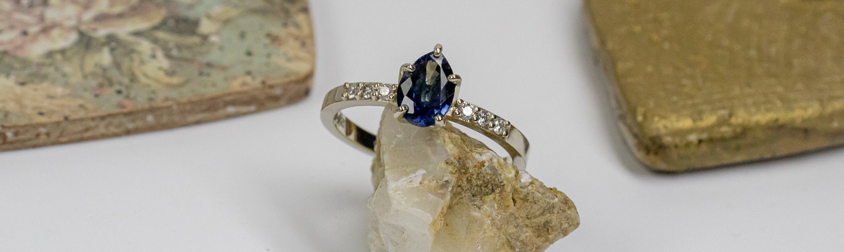 Золотое кольцо с бриллиантами и сапфиром «Эльза»