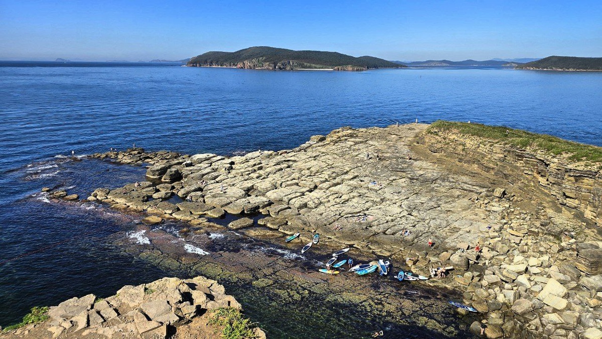 Пляж прямо на камнях