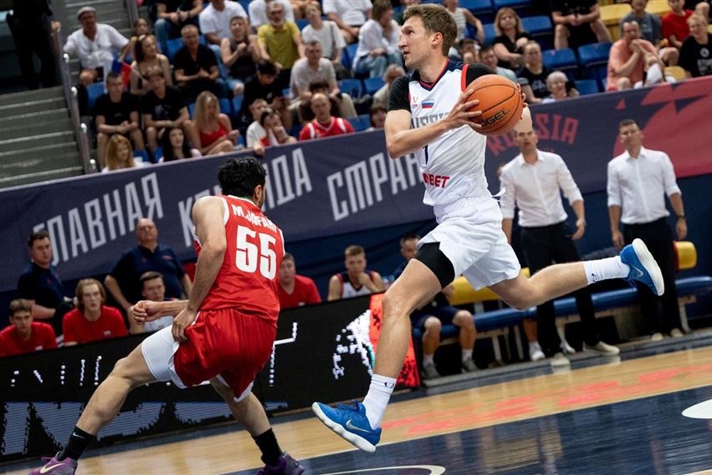   Александр Щербенев (справа) с 16 очками стал самым результативным в нашей сборной в матче против Ирана. / russiabasket.ru