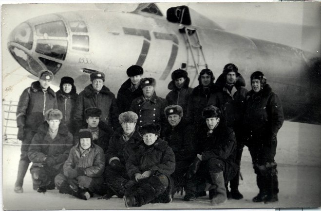   Фото-1980г.  На площадке лётно- испытательной станции 336-го            авиаремонтного завода (средний в первом ряду Слюньков В.)