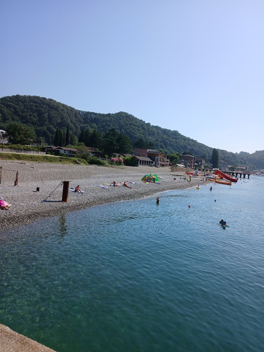 Путь по пляжу Лдзаа к "Мраморному замку"