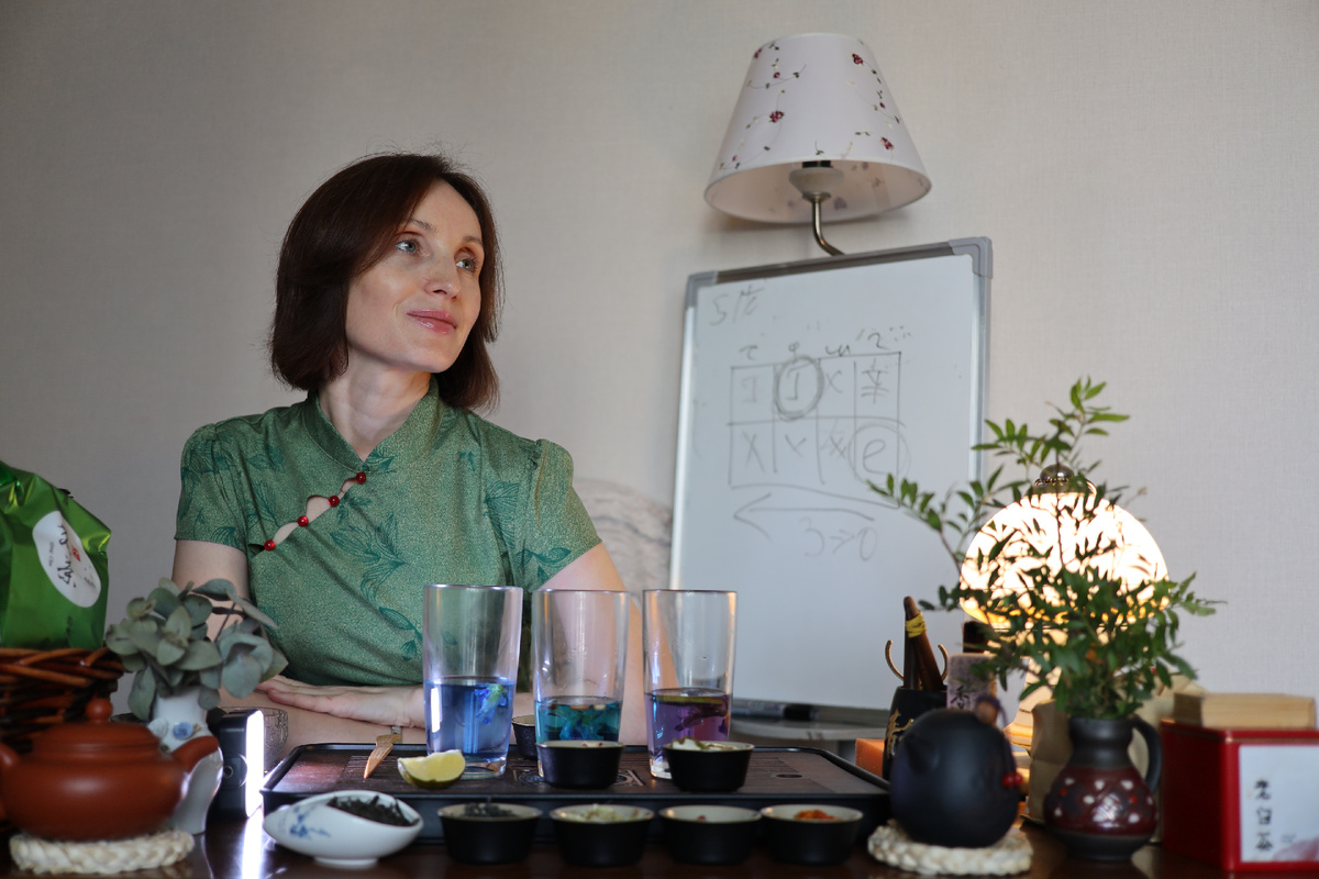 Про Кофеин

Я по своей натуре (характеру в общем) человек неспешный и поэтому к кофеину в чае отношусь хорошо - он меня стимулирует 😎 
Однако, некоторым кофеин (не только в чае) приносит дискомфорт.
Думаю вы в курсе, что у чая из растения Camellia sinensis, к которому относятся зеленый, черный, белый, улун и пуэр - вырабатывается природный кофеин.

А вот цветки мотылькового горошка (Clitoria ternatea) — растения, из которого делают анчан — природно не синтезируют кофеин.

Кофеин является алкалоидом, который вырабатывается некоторыми растениями в качестве естественного пестицида, защищающего их от насекомых и животных. Он содержится в листьях, семенах и плодах различных растений, таких как чайный куст, кофейное дерево, какао-бобы, гуарана и кола. Механизм биосинтеза кофеина уникален для этих видов.

Поскольку анчан чай не относится к этим семействам растений, в его составе просто отсутствуют генетические механизмы для производства кофеина.
Это делает анчан (https://chayanguan.ru/anchan-chay-siniy) чай идеальным напитком для тех, кто:
❗️Чувствителен к кофеину
❗️Хочет расслабиться перед сном
❗️Ищет альтернативу традиционным напиткам

Таким образом, "бескофеиновость" анчана — это не результат обработки или удаления кофеина, а естественная особенность самого растения, что гарантирует его полное отсутствие в настое.
✅