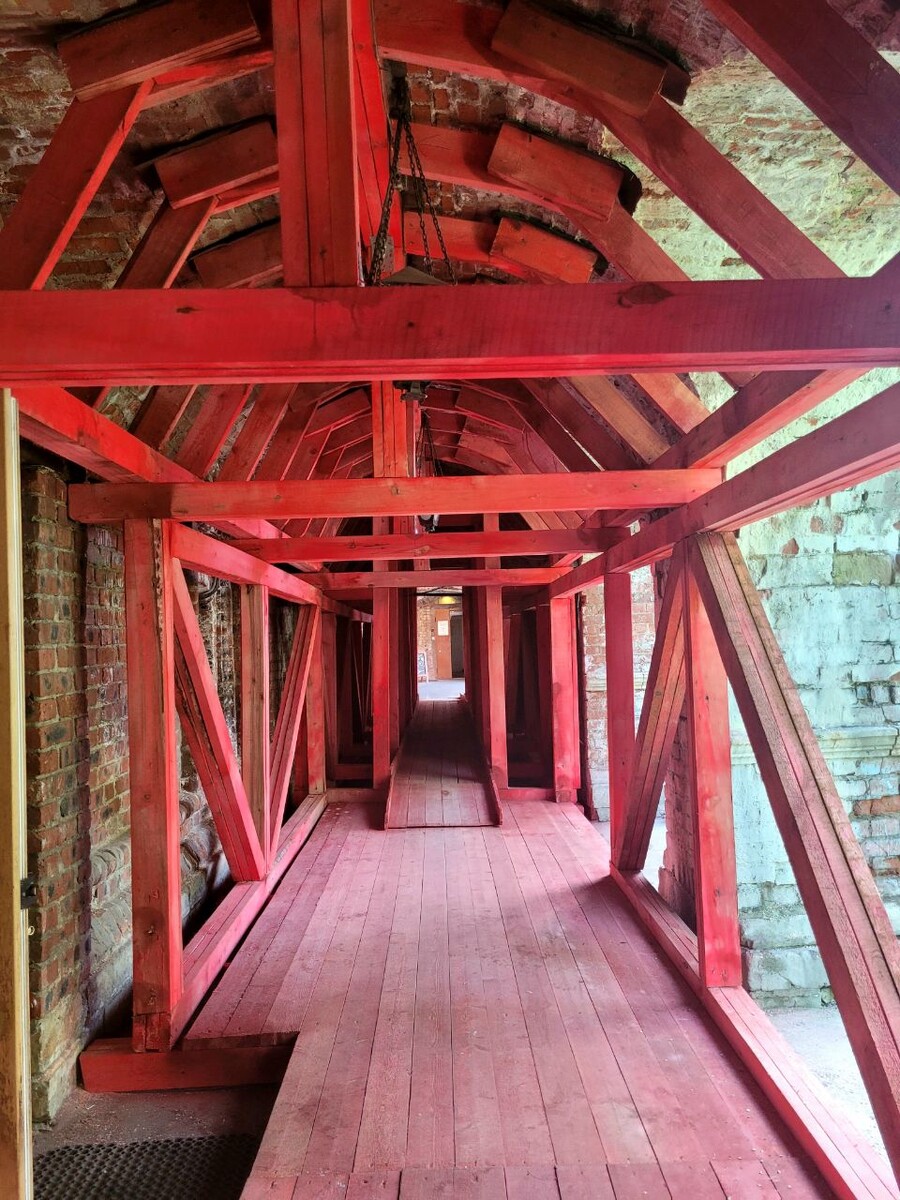 Кое-где на территории современного монастыря ещё продолжаются реставрационные работы 