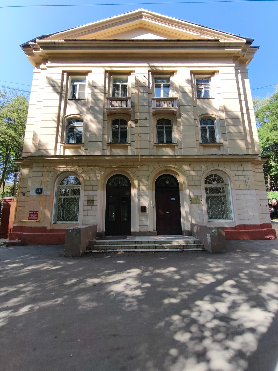 Измайловский проспект, 49, построен в 1950 году. Фото автора статьи.