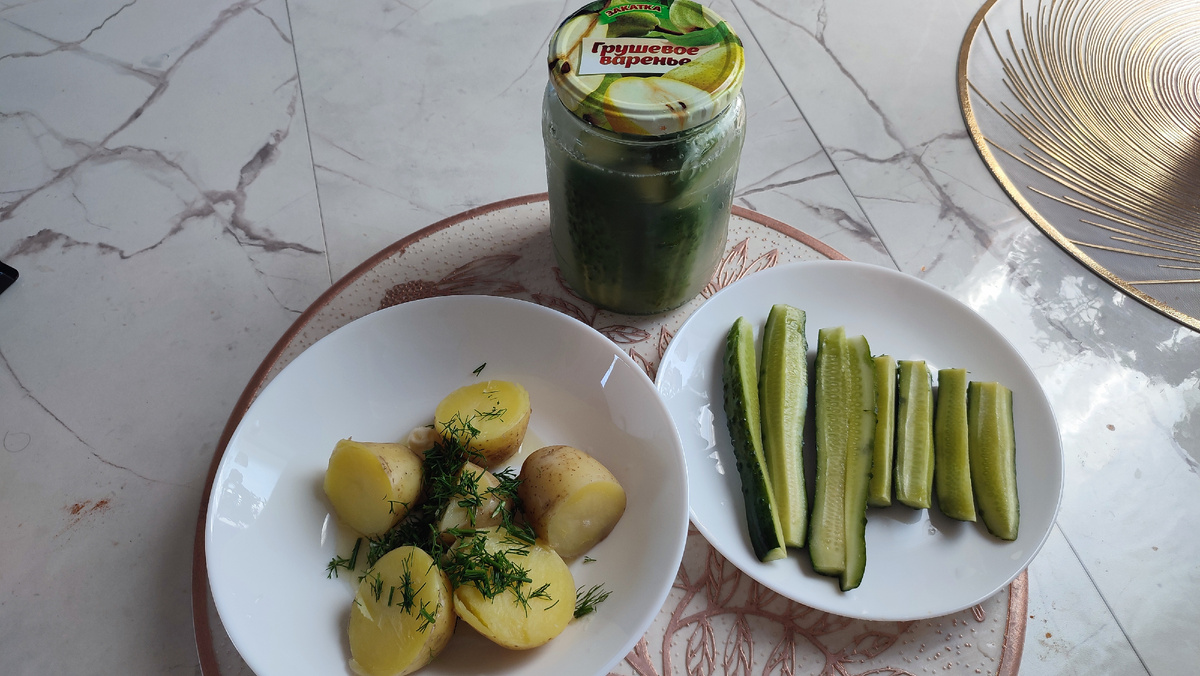 Обед: картошка молодая отварная и малосольные огурцы