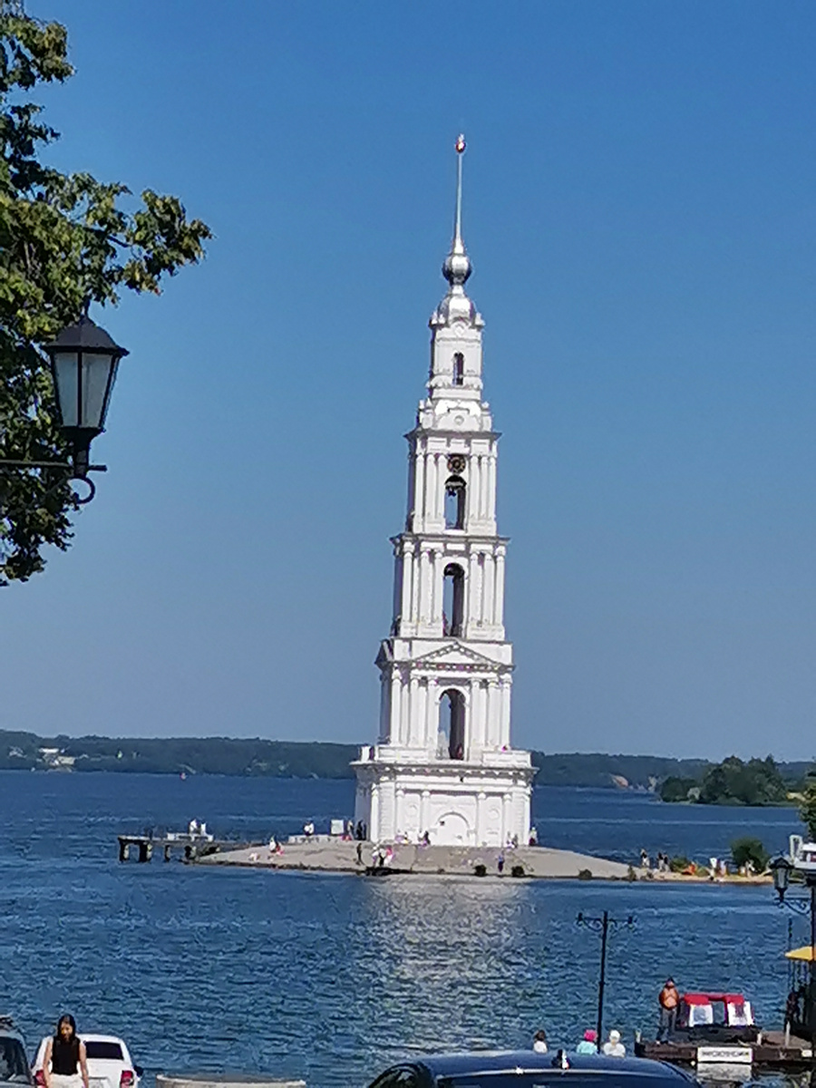 До колокольни Никольской церкви можно добраться на катерах 