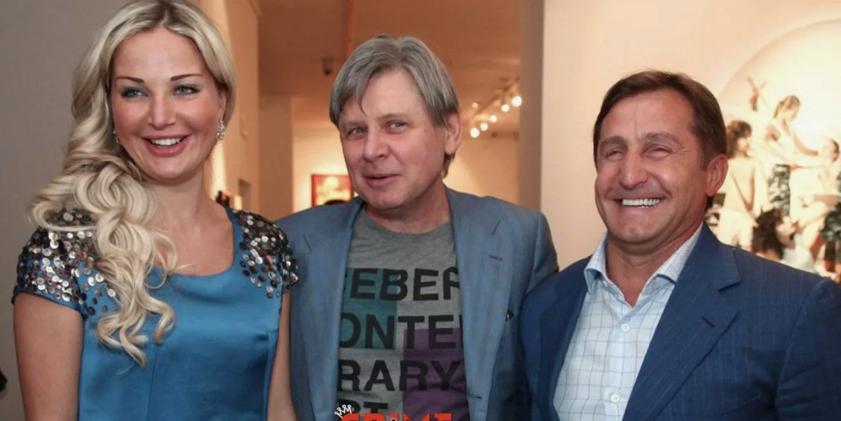 С первым мужем - справа