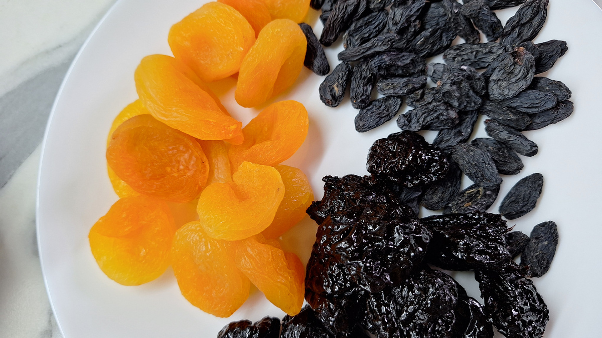 Фото автора. Сухофрукты для компота: курага, чернослив, изюм 