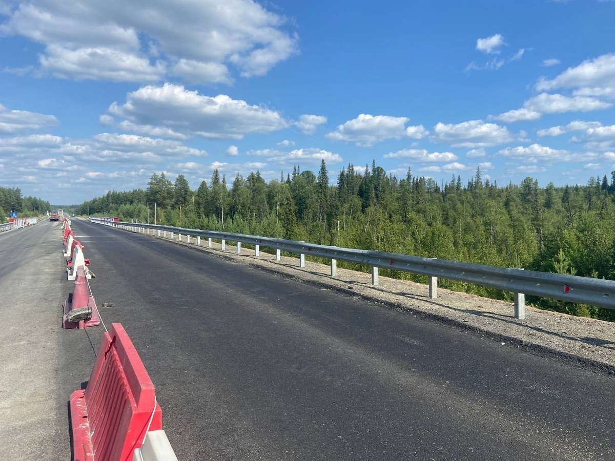    На автодороге «Югра» завершают укладку асфальтобетона на двух мостах между Югорском и Таежным