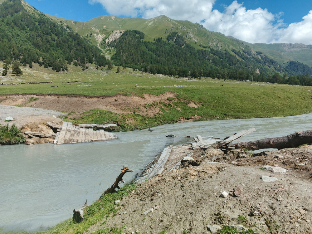 Бодро дошел до погранзаставы, но там начались задержки. Сперва  оказалось, что мост сломан полностью — половинки разошлись (от дождя или  корова прошла). Пошел вброд (где переезд левее) — почти по пояс, поднялась вода от дождей.
