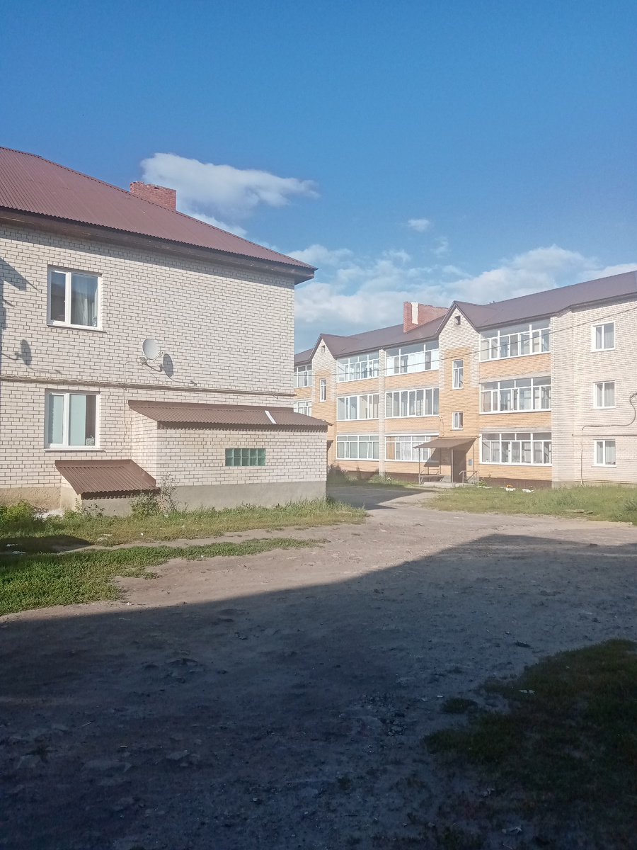 Возле дома родителей. 