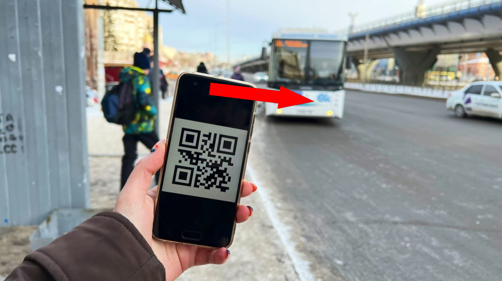    Мошенники наклеивают фальшивые QR-коды для оплаты парковки прямо поверх настоящих