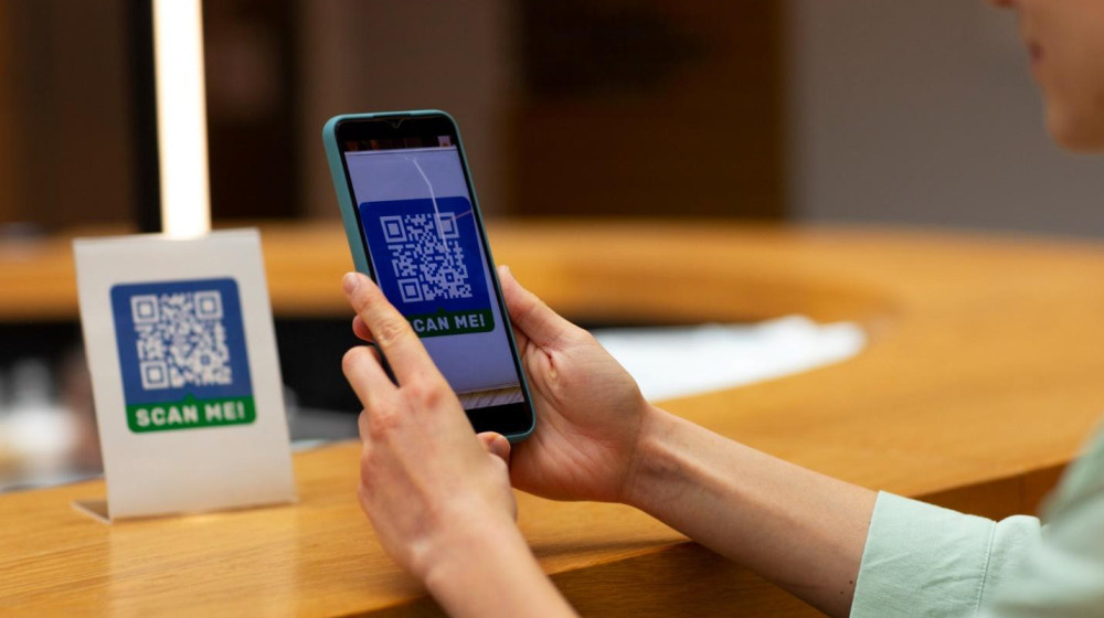    Мошенники наклеивают фальшивые QR-коды для оплаты парковки прямо поверх настоящих