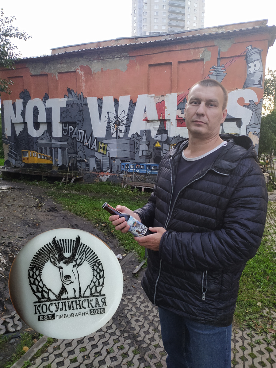 В этом году синоптики обещали аномальную жару на Урале, поэтому я без шапки.