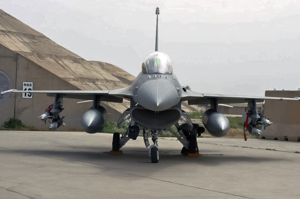 F-16, 4 х GBU-12, без "Сайдуиндеров", контеййнер "Снайпер" на месте, Балад, 2016 г. 