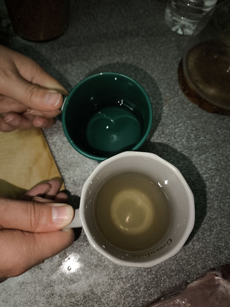 Вода с под крана с серой кружке. Вода покупная в зелёной.