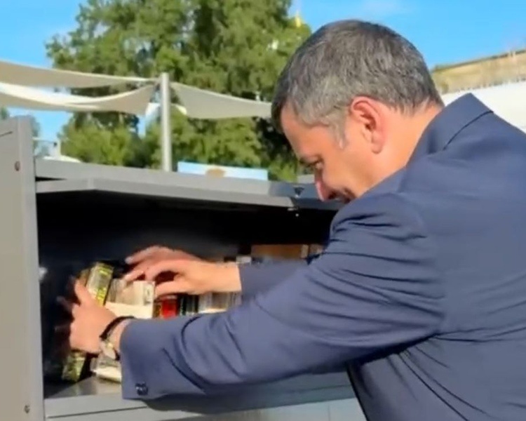     Александр Хинштейн принес книги для точки буккросинга в Курске