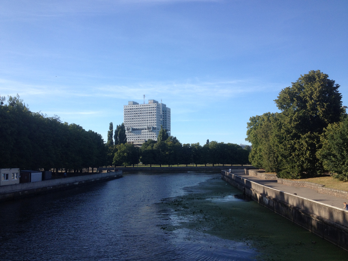 во время речной прогулки удалось увидеть Дом советов, который снесли в 2023 году