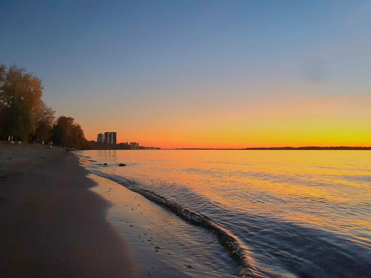 На самом пляже нет кафе и ларьков, но можно купить что-то в парке по пути сюда. Фото: SuperKley / Яндекс Карты