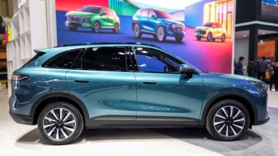 Флагманом линейки, который первым появится на индонезийском рынке, станет среднеразмерный кроссовер Lepas L8.