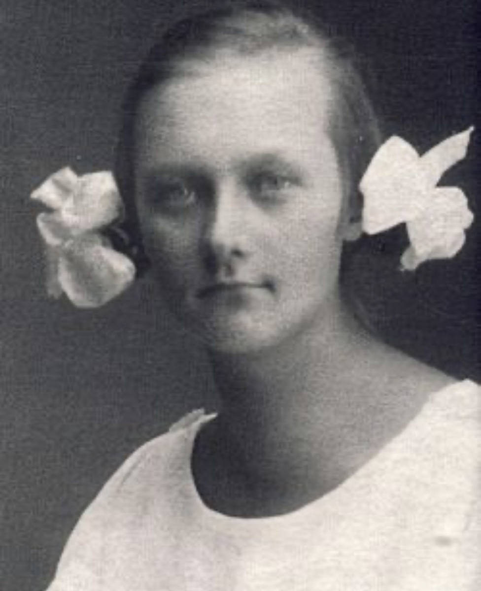 Источник: Интернет; Астрид Линдгрен ( Эрикссон) крайняя справа 