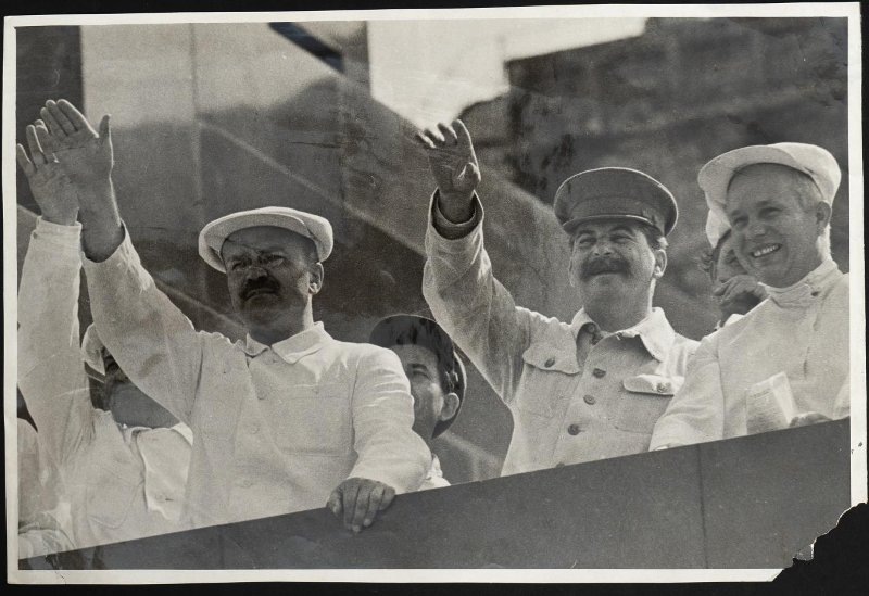 Иосиф Сталин, Вячеслав  Молотов и Никита Хрущёв на трибуне мавзолея, Москва, 1930-е гг. / Государственный исторический музей, Москва / goskatalog.ru