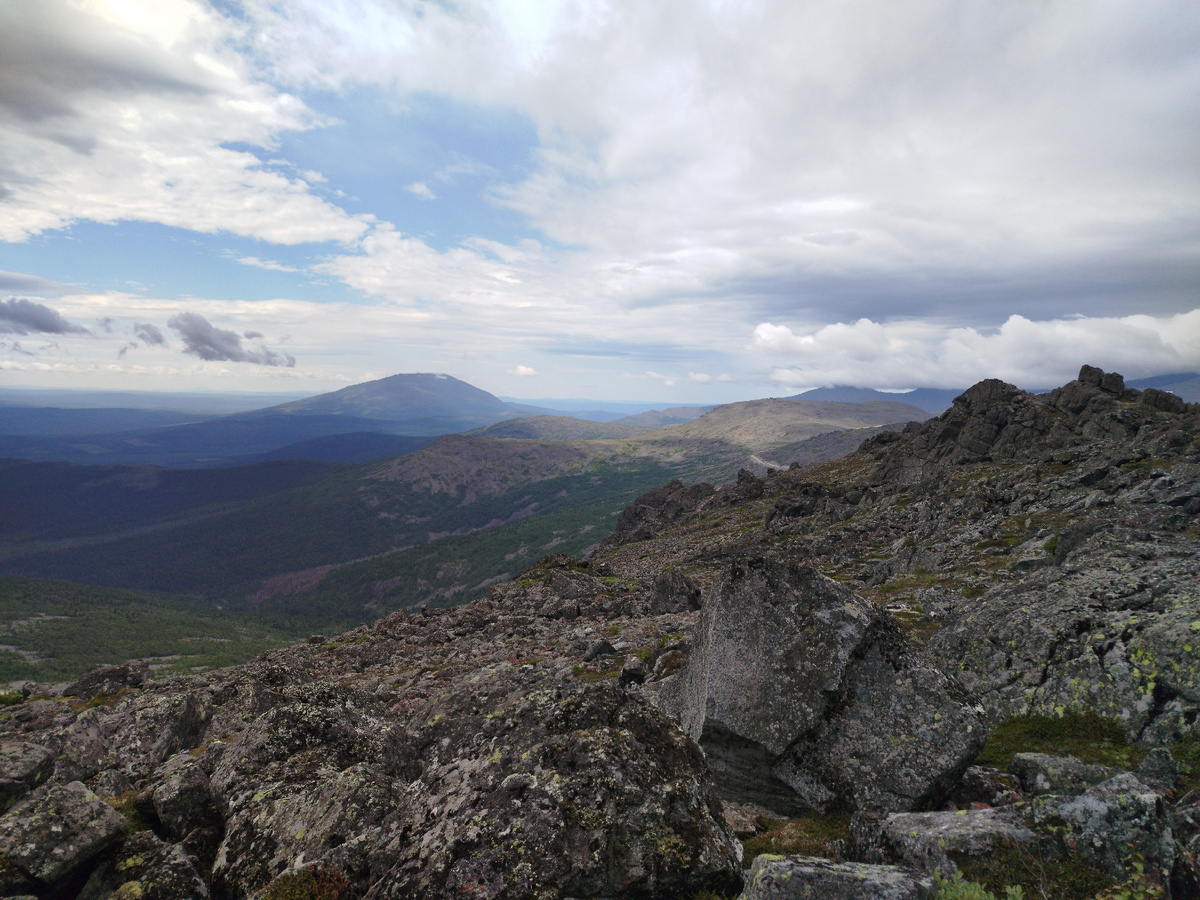 Конжаковский горный массив, вершина вдали - Косьвинский камень